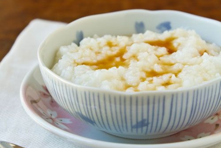 Cải thiện triệu chứng của bệnh đau dạ dày bằng món cháo gạo nếp mật ong