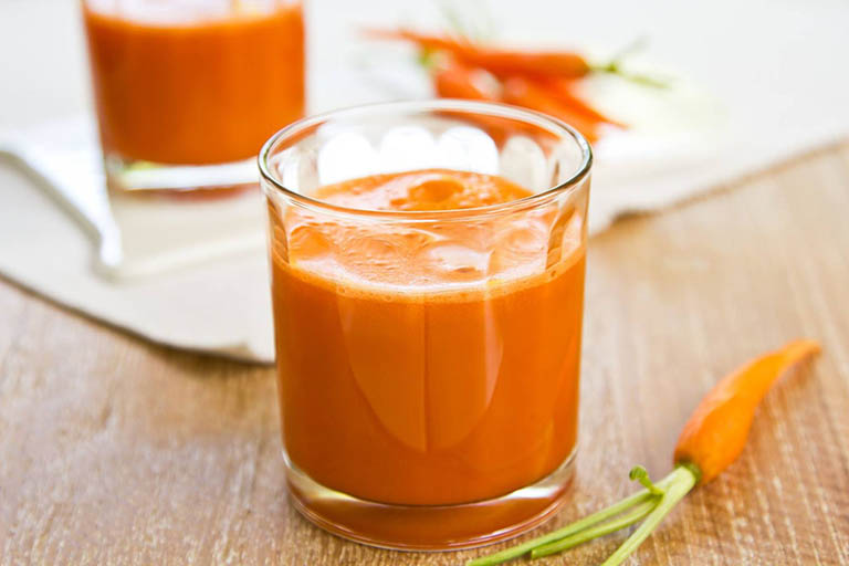 đau bụng kinh nên uống nước cà rốt
