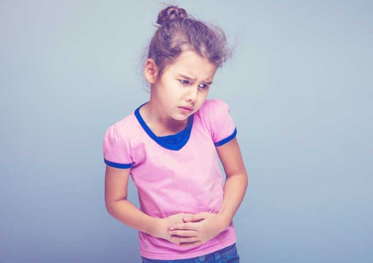 Đau bụng quanh rốn là triệu chứng rất nhiều trẻ em gặp phải do ảnh hưởng của nhiều nguyên nhân khác nhau