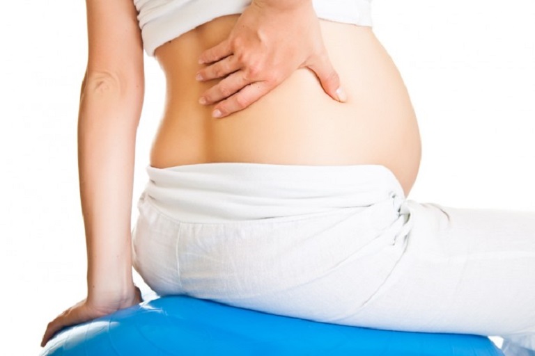 Phụ nữ mang thai là đối tượng hay bị đau dọc sống lưng do thay đổi cân nặng và nội tiết tố