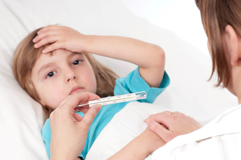 Khi trẻ bị sốt, bố mẹ không nên cho trẻ uống thuốc có paracetamol liều cao hoặc các liều dùng cách nhau dưới 4 tiếng, để tránh trẻ bị ngộ độc thuốc