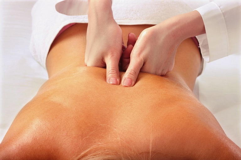 Chườm nóng lưng kết hợp massage thư giãn là liệu pháp giảm đau lưng