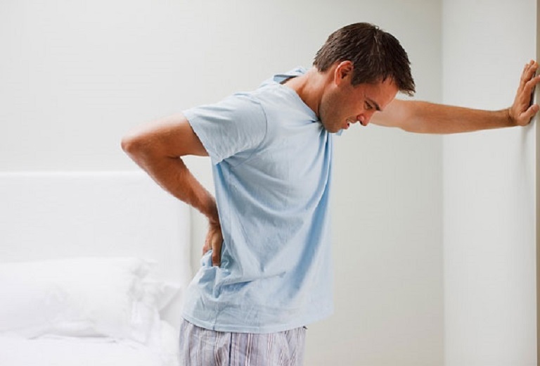 Bị đau lưng không đứng thẳng được gây ra nhiều bất tiện trong cuộc sống của người bệnh