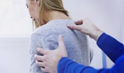 Đau lưng trên là bệnh gì? Cách giảm đau và điều trị