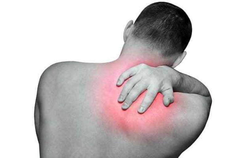 Đau lưng trên và khó thở là triệu chứng của các bệnh lý nguy hiểm