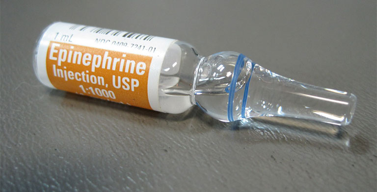 Khi có biểu hiện dị ứng nặng có thể tiêm Epinephrine ngay lập tức vào đùi
