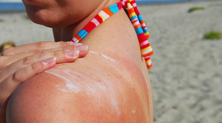 Sử dụng kem chống nắng để bảo vệ da