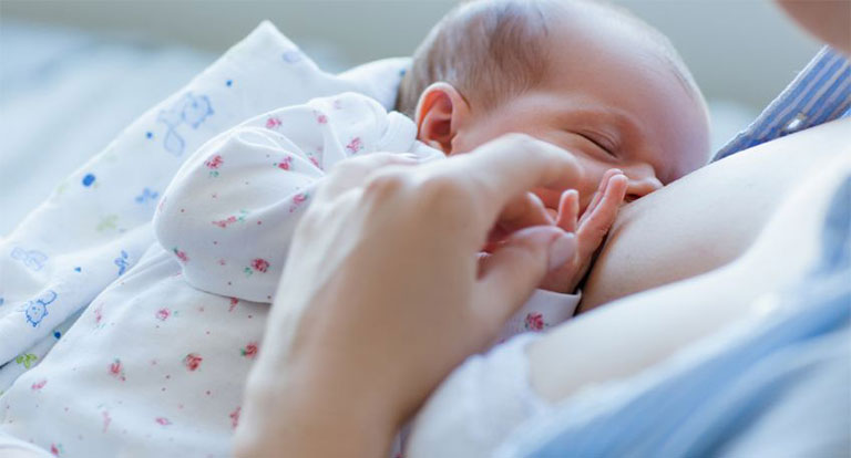 Cho trẻ bú mẹ hoàn toàn trong 6 tháng đầu giúp giảm nguy cơ bị dị ứng