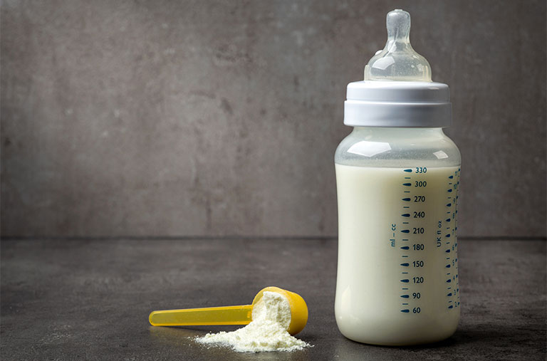 Dị ứng sữa công thức thường xảy ra khi trẻ thôi bú sữa mẹ chuyển sang sữa công thức