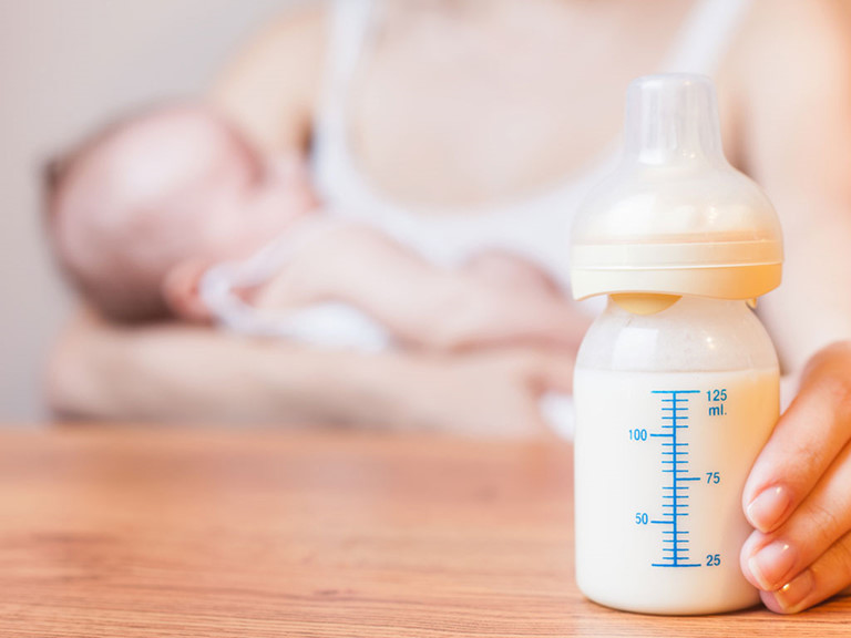 Có thể cho bé ngưng bú mẹ và thay bằng sữa khác phù hợp với độ tuổi nếu trẻ bị dị ứng