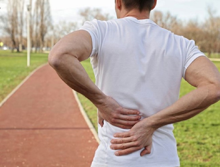 Đứng lâu bị đau lưng là hiện tượng thường gặp