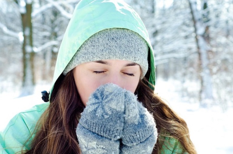 Có các biện pháp giữ ấm cơ thể để tránh bị nhiễm lạnh vào những ngày đang hành kinh
