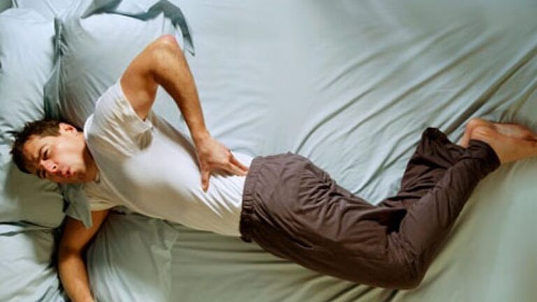 Nằm ngủ sai tư thế cũng có thể gây co thắt vùng lưng