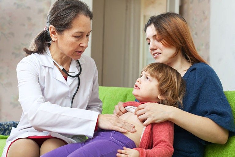 Khi trẻ bị đau bụng quanh rốn mẹ nên đưa đến bác sĩ chuyên khoa thăm khám và hướng dẫn điều trị