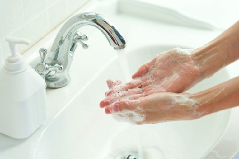 Vệ sinh tay sạch sẽ sau khi quan hệ và trước khi vệ sinh vùng kín để loại bỏ vi khuẩn gây hại