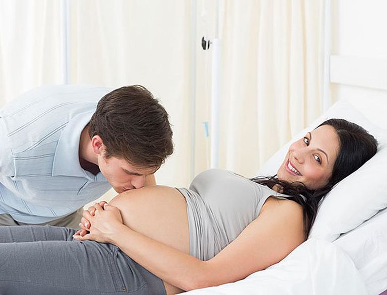 Lựa chọn tư thế phù hợp khi mang thai để tránh gây ảnh hưởng đến sức khỏe của mẹ và bé