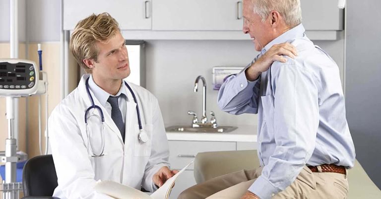 Nên thăm khám bác sĩ nếu tình trạng đau lưng kéo dài