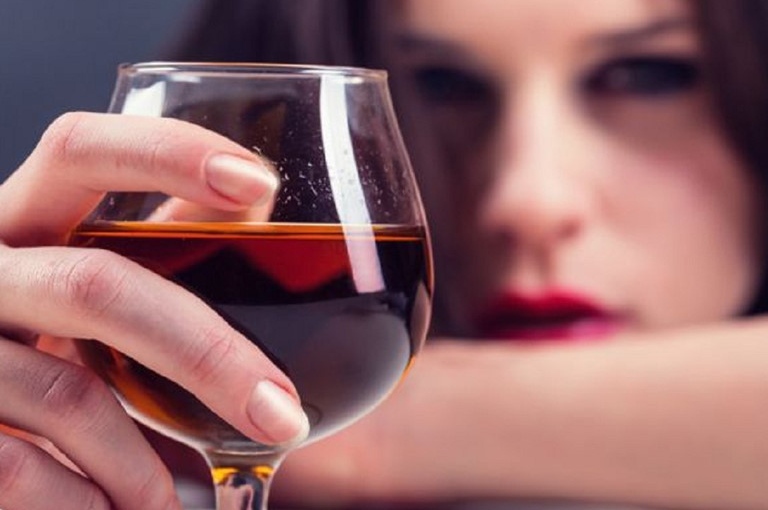 Uống rượu sau quan hệ giúp kìm hãm quá trình rụng trứng và làm giảm khả năng mang thai