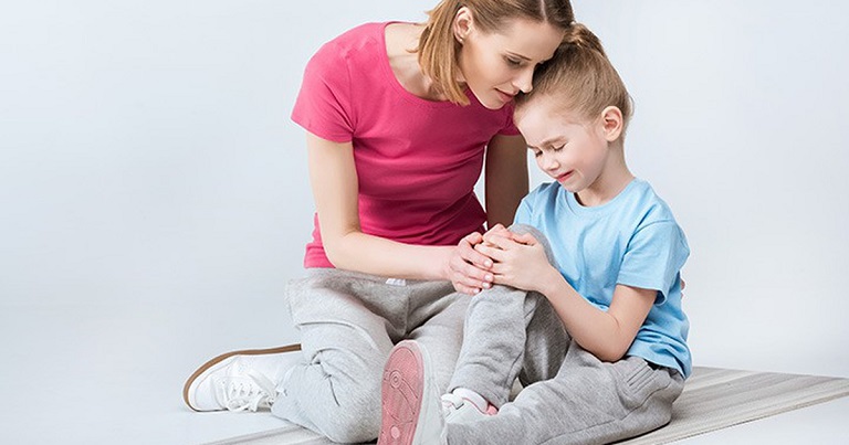 Trẻ em bị tê tay chân thường có biểu hiện tê mỏi rất khó chịu