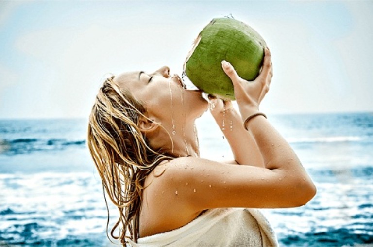 Khi đang hành kinh có nên uống nước dừa tươi hay không?
