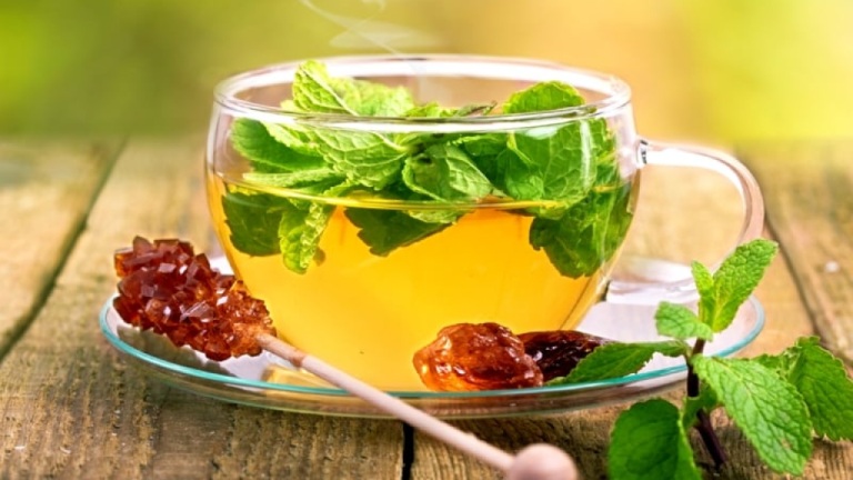 Cho trẻ uống các loại trà thảo dược có tác dụng giảm đau bụng quanh rốn