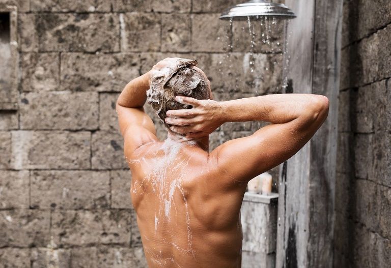 Lột bao quy đầu cần thực hiện khi tắm để rửa trôi cặn bẩn sinh dục và tâm lý thoải mái