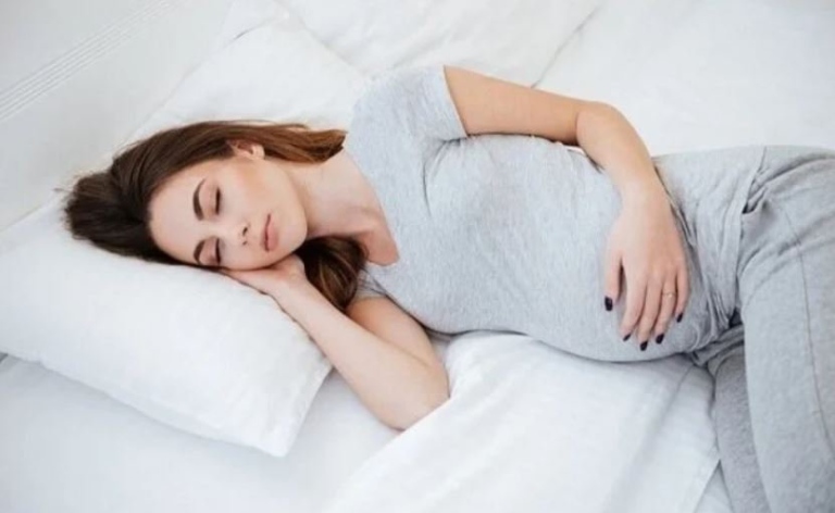 Mẹ bầu nên nằm nghiêng để tránh gây áp lực lên hệ thống tĩnh mạch ở hậu môn