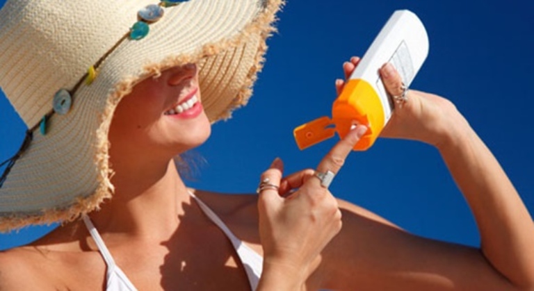 Có các biện pháp bảo vệ da khi ra ngoài để tránh tình trạng bắt nắng khiến da sạm đen