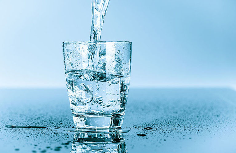 Chị em nên uống nhiều nước để loại bỏ chất có hại ra khỏi cơ thể