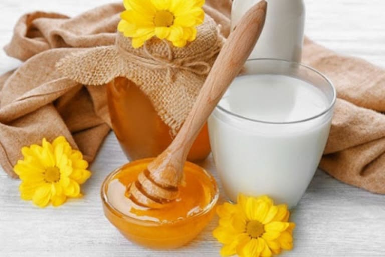 Kết hợp mật ong và sữa tươi không đường để chữa nám, tàn nhang