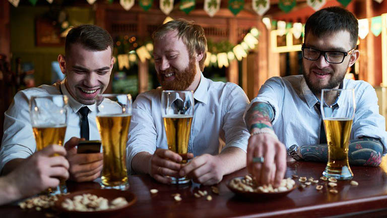 Bên cạnh các món ăn nêu trên, nam giới cũng cần tuyệt đối tránh xa bia rượu và chất kích thích sau phẫu thuật bao quy đầu