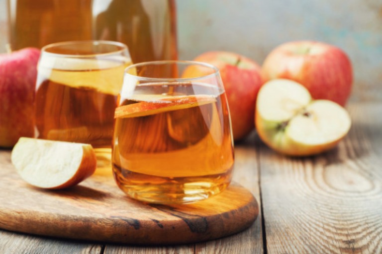 Giấm táo có tác dụng sát khuẩn mạnh và kiềm dầu, rất thích hợp dùng để trị mụn