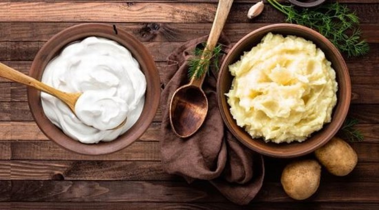 Kết hợp sữa chua không đường và khoai tây để cải thiện tình trạng mụn cám trên bề mặt da