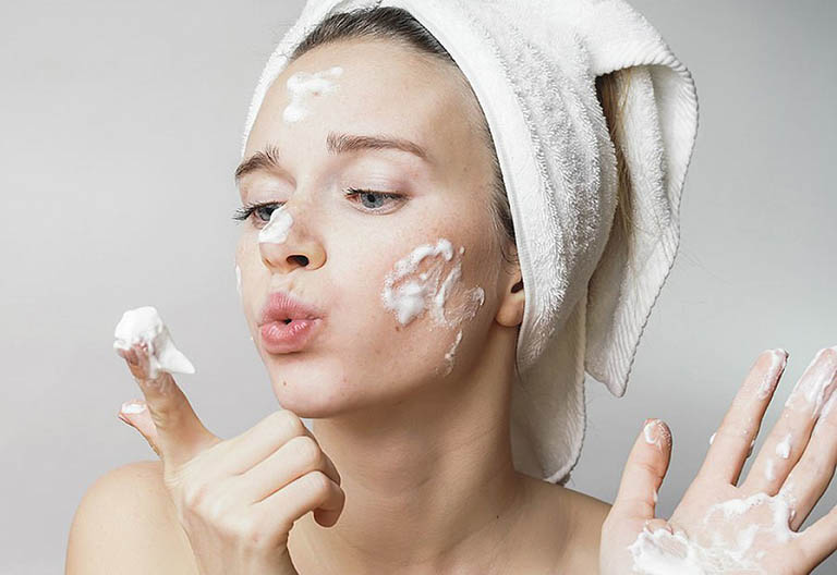 Sử dụng sữa rửa mặt phù hợp để vệ sinh da mặt sạch sẽ 2 lần mỗi ngày