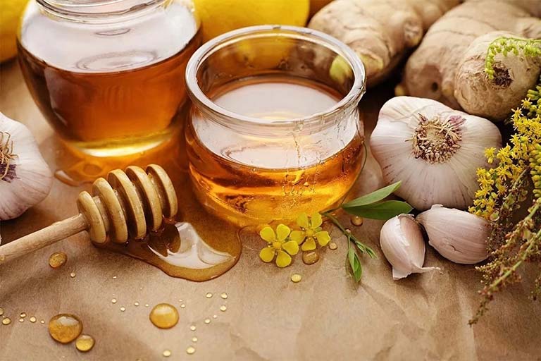 Kết hợp tỏi cùng mật ong nguyên chất, giảm viêm, giảm đau và cải thiện kích thước nốt mụn