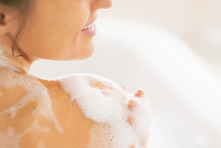 Giữ gìn vệ sinh da đúng cách, thường xuyên vệ sinh da và tắm rửa mỗi ngày.