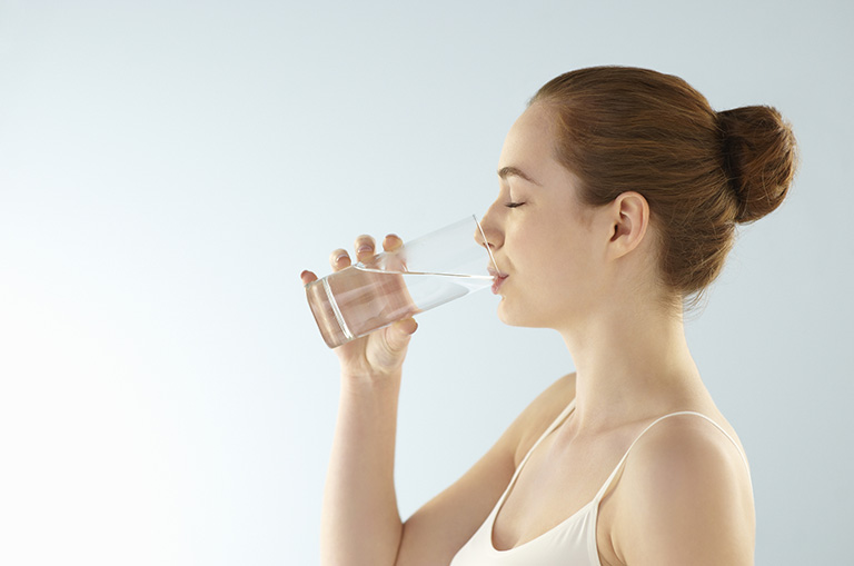 Uống đủ 2 lít nước mỗi ngày cũng là cách chăm sóc da hiệu quả