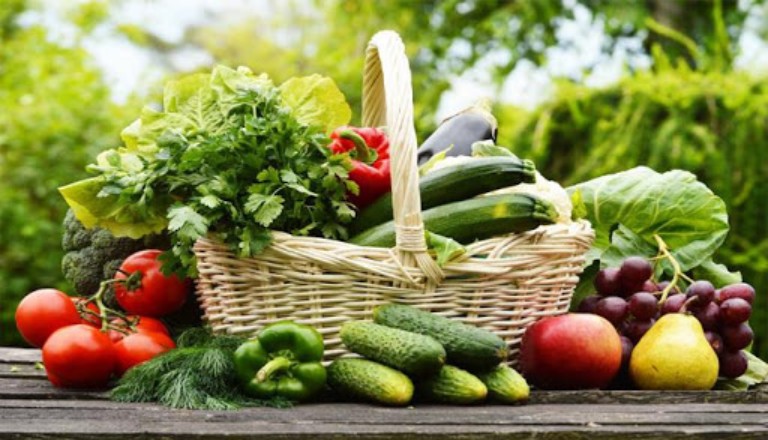 Tăng cường bổ sung rau xanh và trái cây tươi vào thực đơn ăn uống giúp tăng cường sức đề kháng da