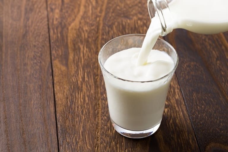 Phụ nữ uống nhiều sữa tươi sẽ ít bị u nang buồng trứng hơn 