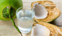 Trễ kinh uống nước dừa có được không?