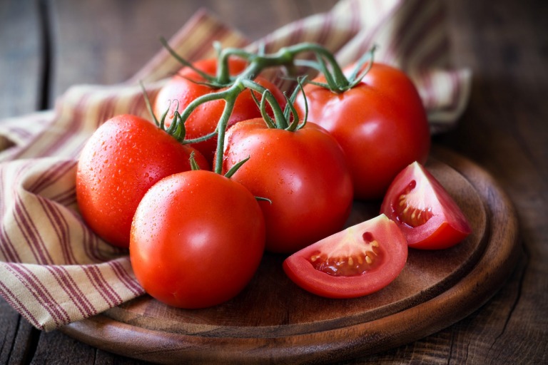 Cà chua chín chứa rất nhiều dưỡng chất tốt cho sức khỏe và làn da bị mụn