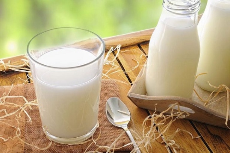 Sữa tươi chứa rất nhiều dưỡng chất tốt cho da và có khả năng đẩy lùi mụn
