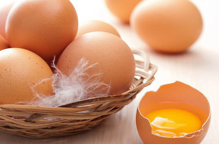 trị mụn cám bằng trứng gà nguyên chất