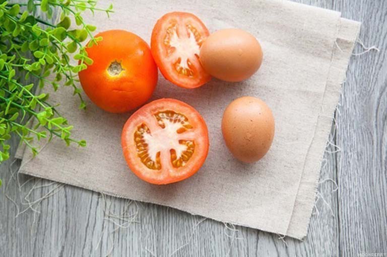 trị mụn cám bằng trứng gà và cà chua