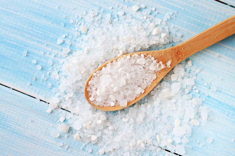 Cách dùng muối làm mờ vết thâm mụn lưng
