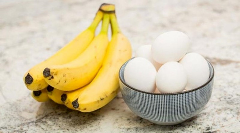 Trứng gà kết hợp chuối giúp cung cấp vitamin thiết yếu và loại bỏ nám nhanh chóng