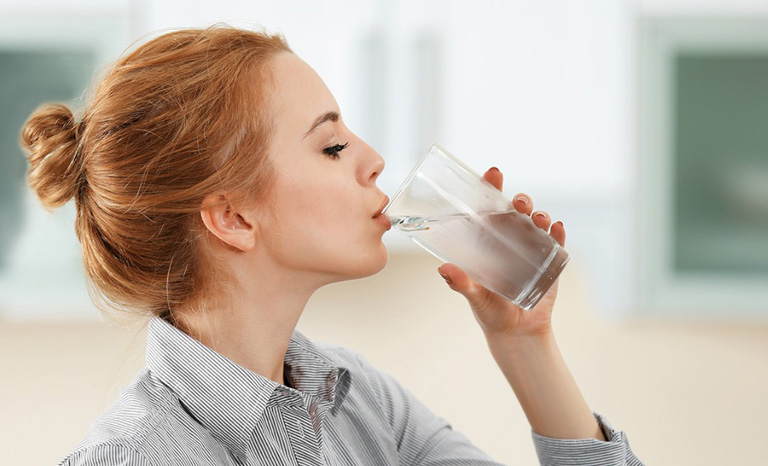 Uống đủ nước để cải thiện chức năng bài tiết, đào thải độc tố cho cơ thể