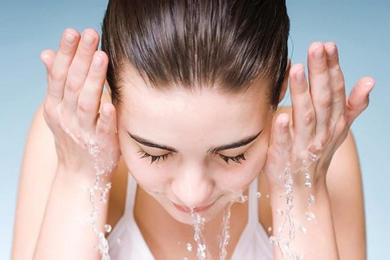 Chú ý vệ sinh da mặt thật sạch sẽ để tránh bị nhiễm trùng lan rộng trong quá trình điều trị