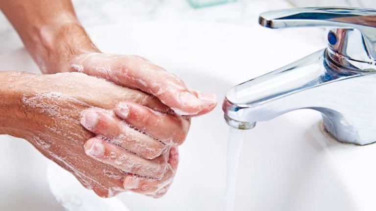 Chú ý giữ vệ sinh tay sạch sẽ trước khi ăn để tránh bị nhiễm virus siêu vi gan