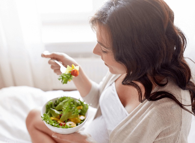 Chế độ ăn uống của mẹ bầu nên tuân thủ theo đúng hướng dẫn của chuyên gia dinh dưỡng